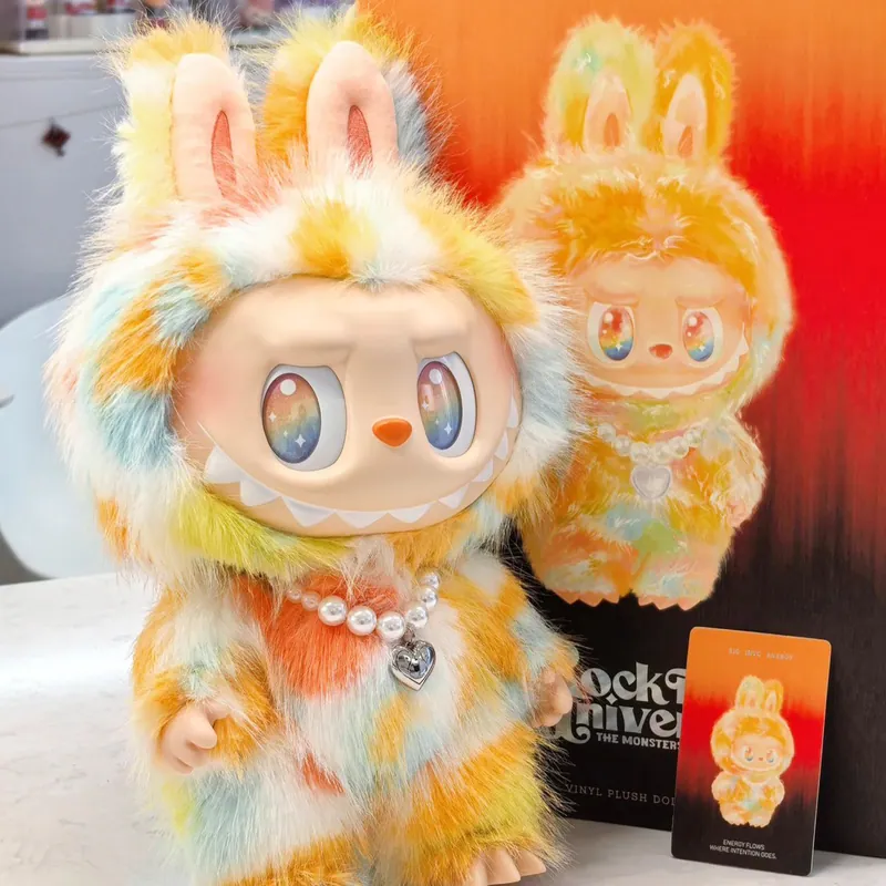 POP MART, LABUBU LES MONSTRES (Série High Energy Ahead), ROCK THE UNIVERSE (Telure rayée, rendu), Collier cœur, Peluche POP MART, LABUBU LES MONSTRES (Série High Energy Ahead), ROCK THE UNIVERSE (Telure rayée, rendu), Collier cœur, Peluche