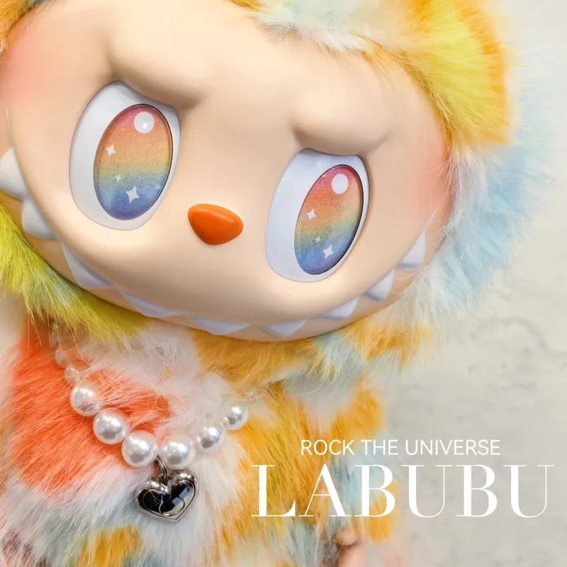 POP MART, LABUBU LES MONSTRES (Série High Energy Ahead), ROCK THE UNIVERSE (Telure rayée, rendu), Collier cœur, Peluche POP MART, LABUBU LES MONSTRES (Série High Energy Ahead), ROCK THE UNIVERSE (Telure rayée, rendu), Collier cœur, Peluche