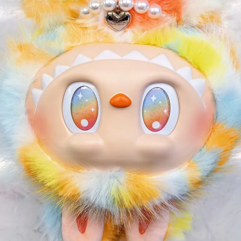 POP MART, LABUBU LES MONSTRES (Série High Energy Ahead), ROCK THE UNIVERSE (Telure rayée, rendu), Collier cœur, Peluche POP MART, LABUBU LES MONSTRES (Série High Energy Ahead), ROCK THE UNIVERSE (Telure rayée, rendu), Collier cœur, Peluche